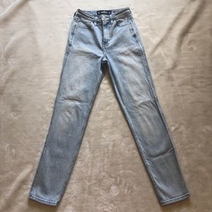 Hollister Ultra High-Rise Light Wash Mom Jean “Vintage Stretch” Size 0R